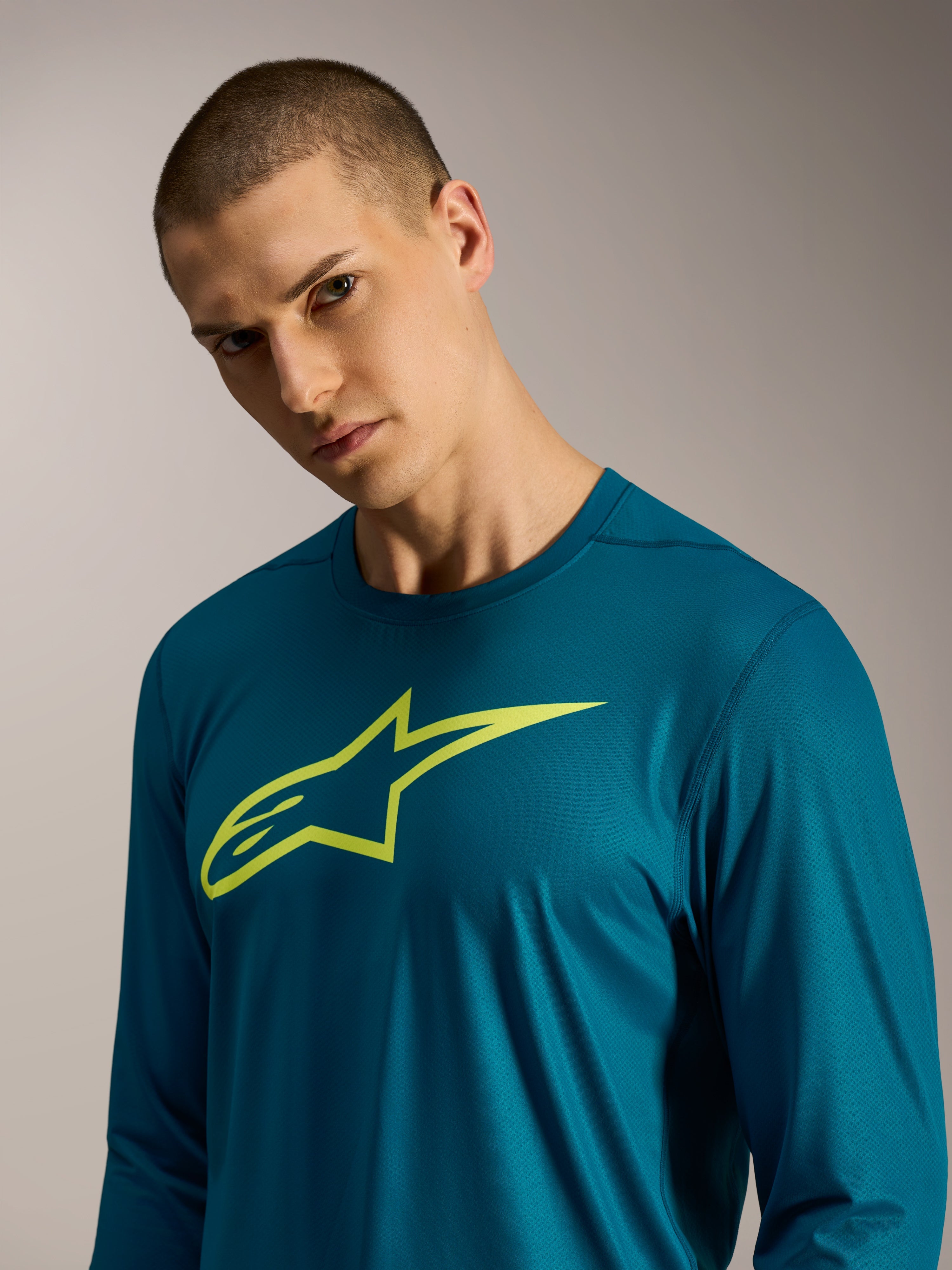 Blau-grünes A-Dura Ride Langarm-Trikot mit limettengrünem Alpinestars-Logo, Performance-Mountainbike-Bekleidung.