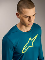 Alpinestars A-Dura Ride Langarmtrikot, blau-grünes MTB-Oberteil mit gelbem Astars-Logo und Performance-Stretchgewebe.