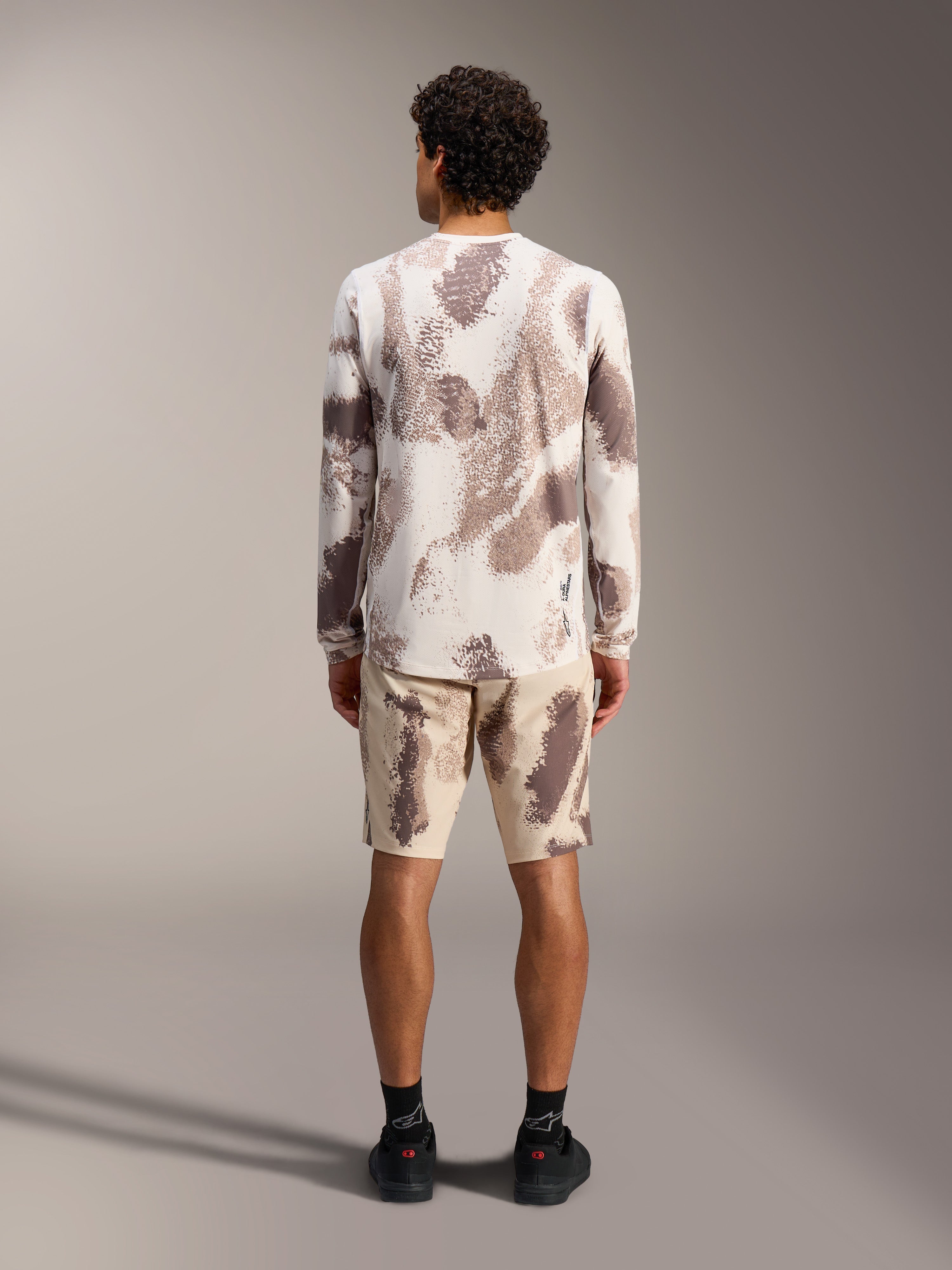 A-Dura Ride Langarm-Trikot in Sand Camo, Rückansicht aus recyceltem Polyester-Mix mit passenden MTB-Shorts.