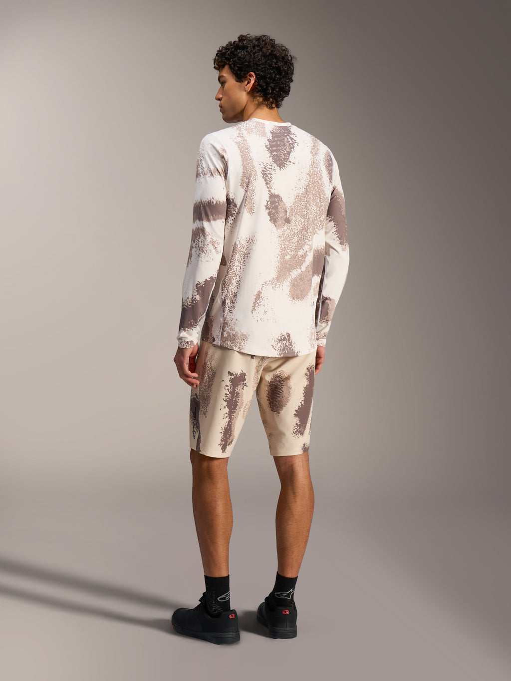 A-Dura Ride Langarmtrikot in Sand Camo, Rückansicht des MTB-Performance-Oberteils mit lässigem Tarnmuster.