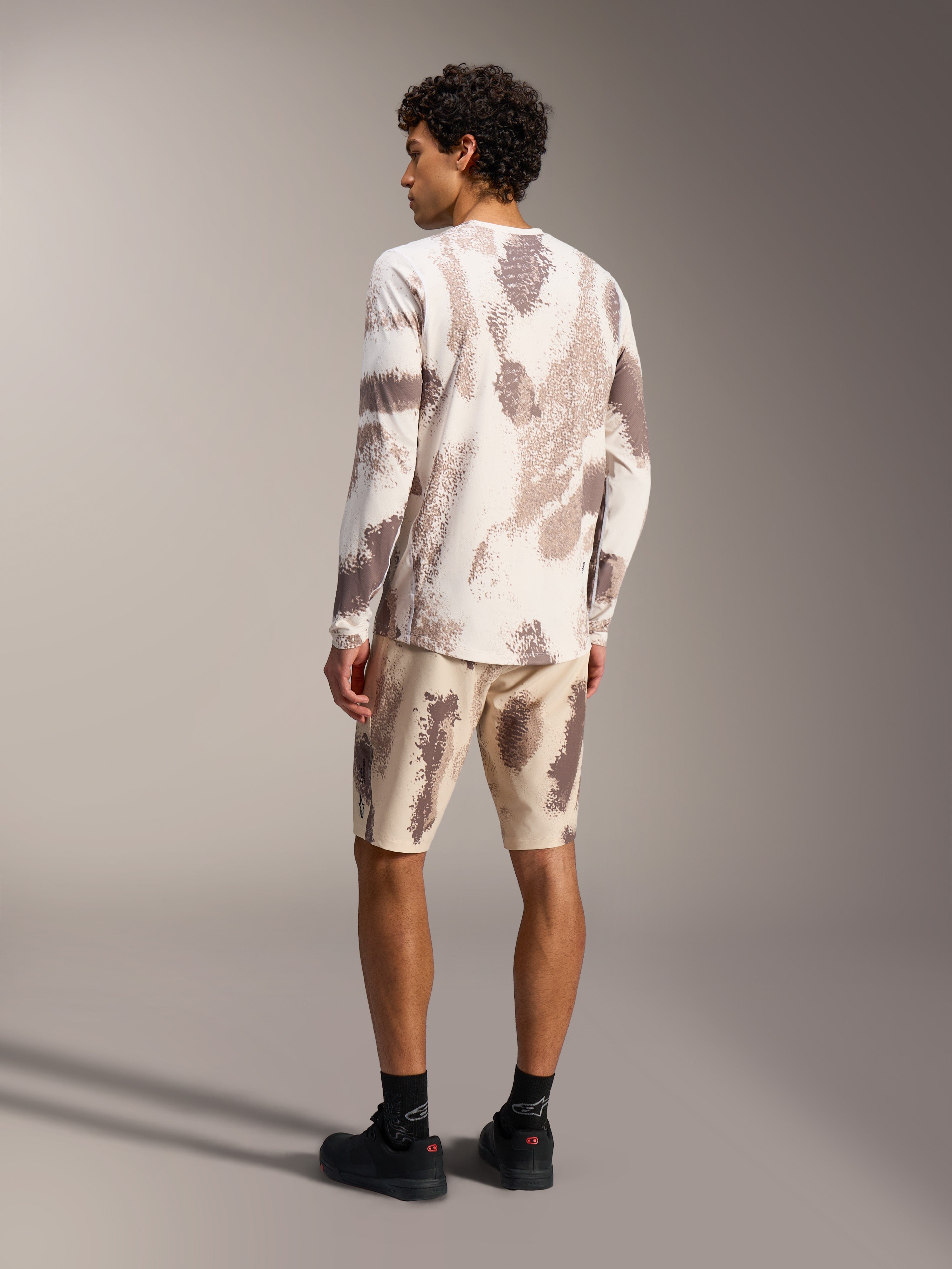 A-Dura Ride Langarmtrikot in Sand Camo, Rückansicht des MTB-Performance-Oberteils mit lässigem Tarnmuster.