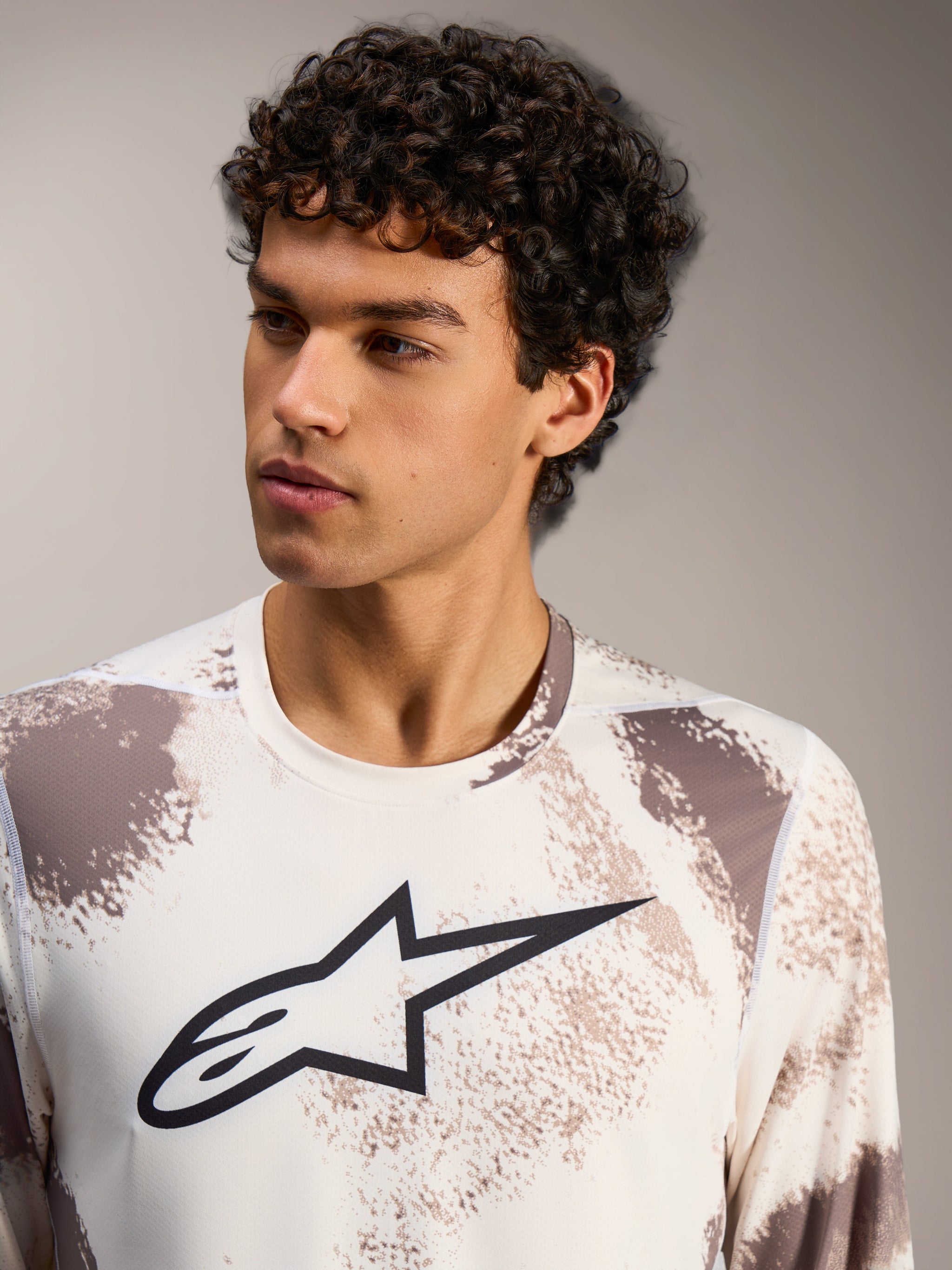 Alpinestars A-Dura Ride Langarm-Trikot in Sand Camo, Performance-MTB-Top mit markantem schwarzem Brustlogo.