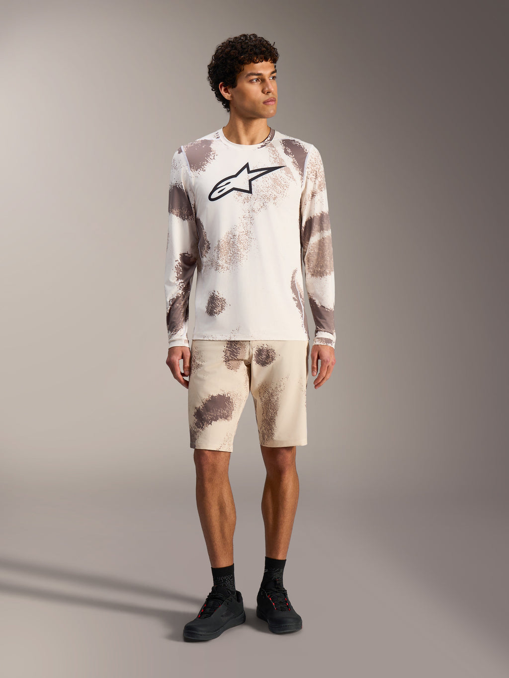 A-Dura Ride Langarmtrikot in Sand Camo, Performance-MTB-Bekleidung mit großem schwarzem Astars-Logo auf der Brust.