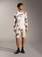 A-Dura Ride Langarmtrikot in Sand Camo, Performance-MTB-Bekleidung mit großem schwarzem Astars-Logo auf der Brust.