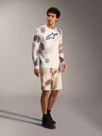 A-Dura Ride Langarm-Trikot in Sand Camo, MTB-Ausrüstung mit markantem Brustlogo und passenden gemusterten Shorts.