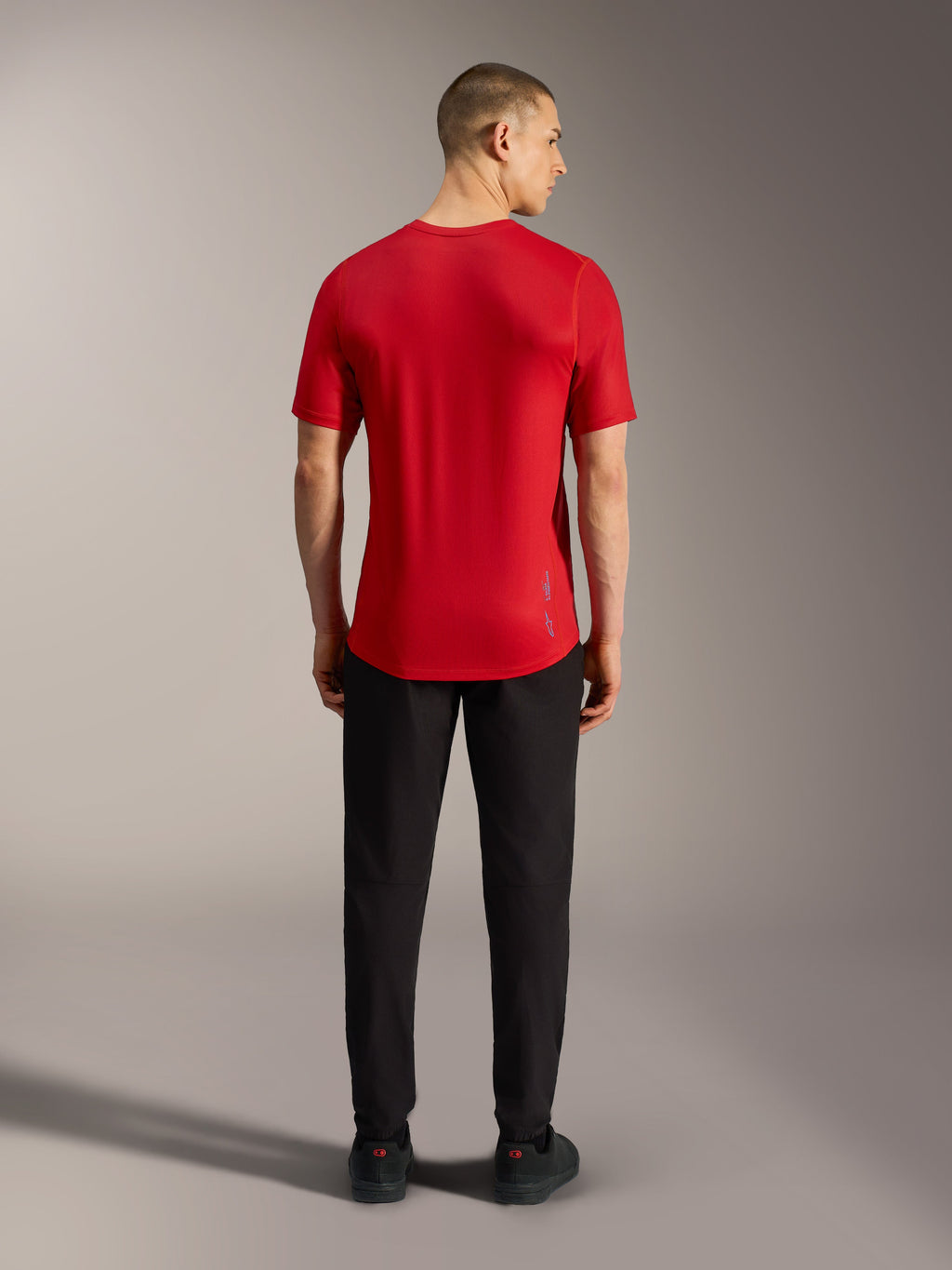 Rotes A-Dura Ride Kurzarmtrikot, Rückansicht mit verlängertem Saum und leichtem Funktionsgewebe für MTB.