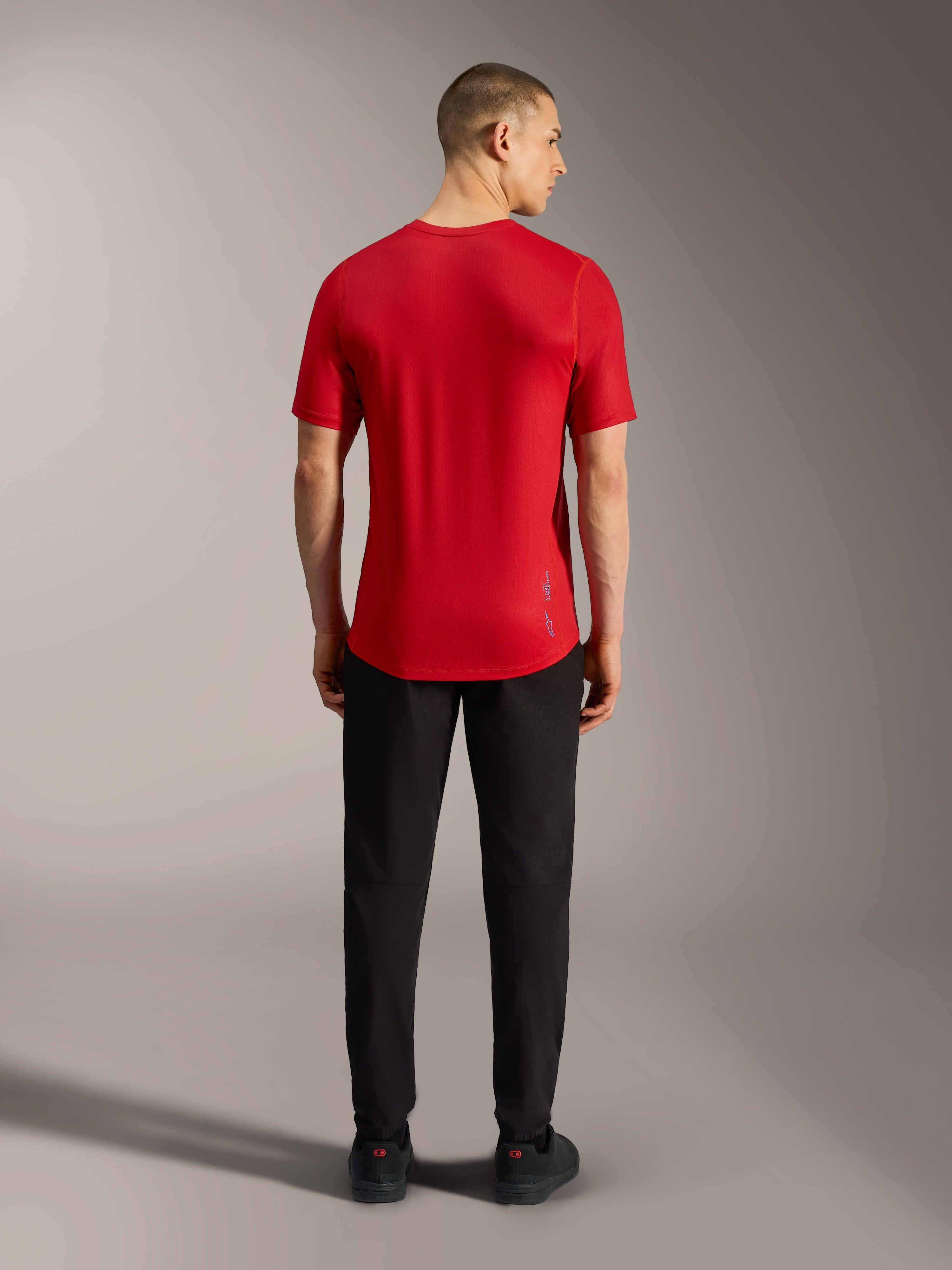 Rotes A-Dura Ride Kurzarmtrikot, Rückansicht mit verlängertem Saum und leichtem Funktionsgewebe für MTB.