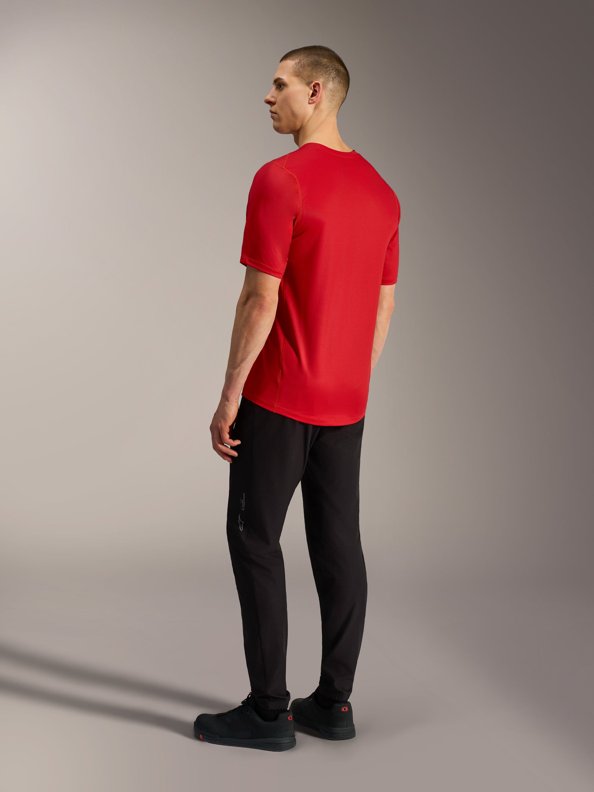 Rotes A-Dura Ride Kurzarmtrikot, Rückansicht mit verlängertem Saum und Stretch-Material für MTB-Performance.