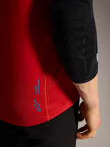 Rotes Alpinestars A-Dura Ride Kurzarmtrikot, Detailansicht mit blauen Logos und technischem MTB-Funktionsstoff.
