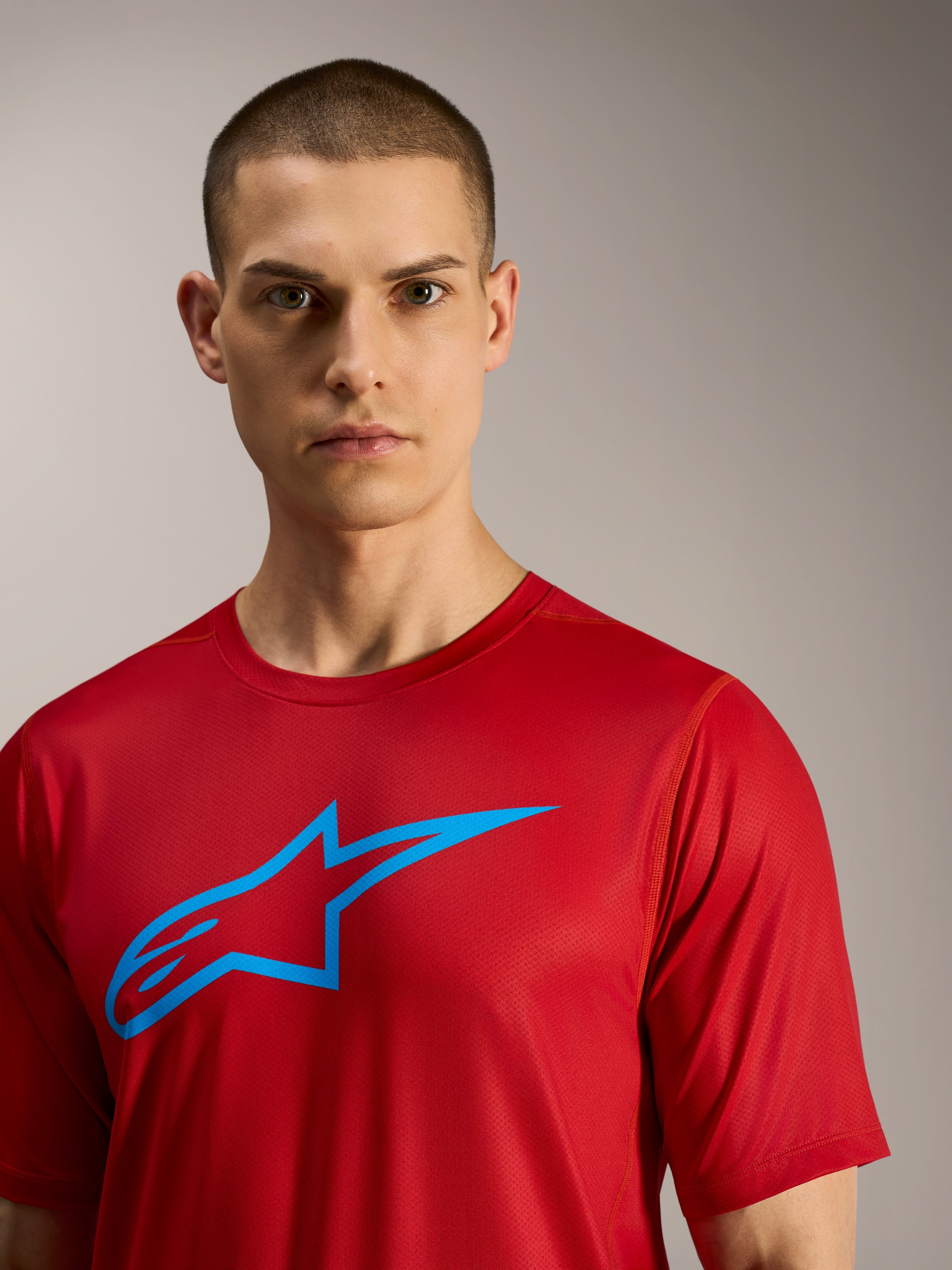 A-Dura Ride Kurzarmtrikot in Rot mit blauem Alpinestars-Logo, technische Funktionsbekleidung für MTB-Trails.