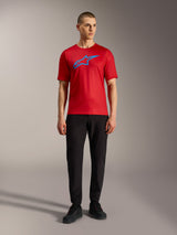 Rotes Alpinestars A-Dura Ride Trikot mit blauem Logo und schwarzer Hose, lässiger Mountainbike-Look.