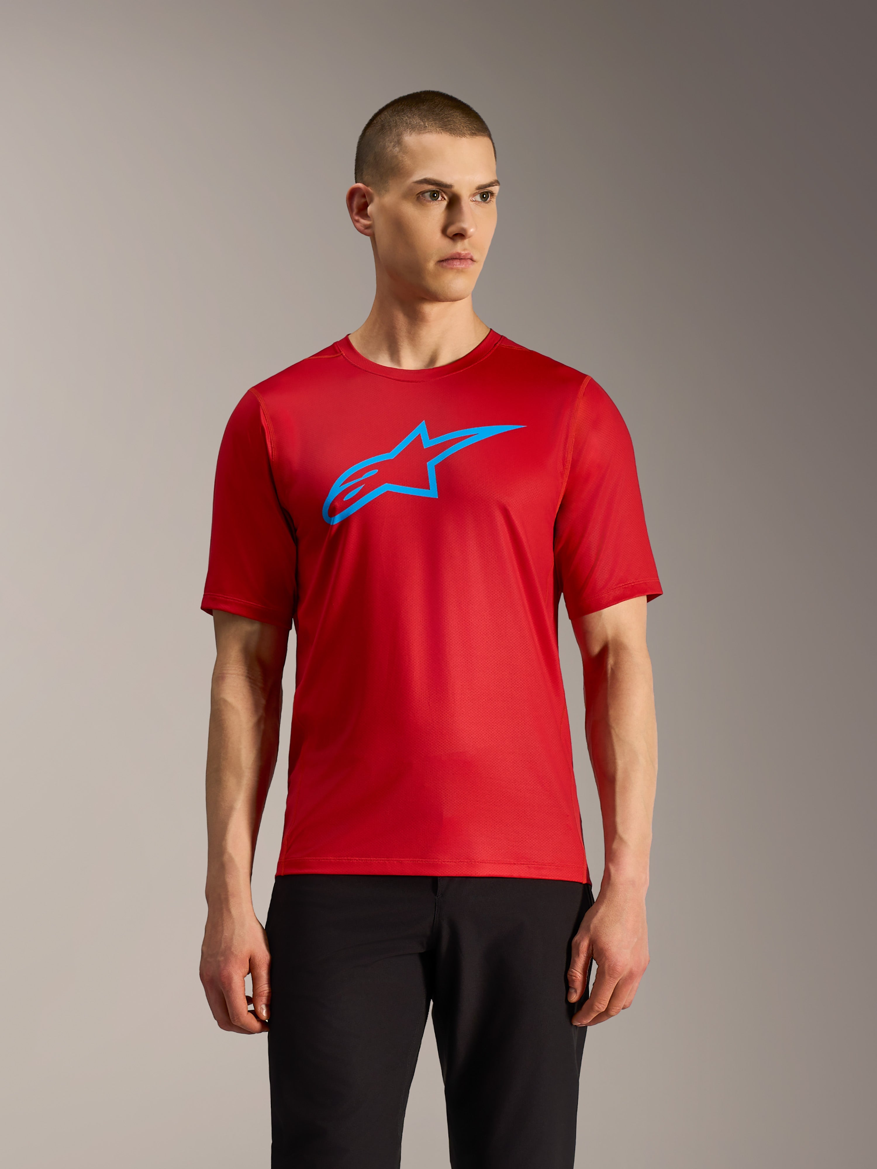 Rotes A-Dura Ride Kurzarmtrikot mit blauem Alpinestars-Logo, leichte Performance-MTB-Ausrüstung