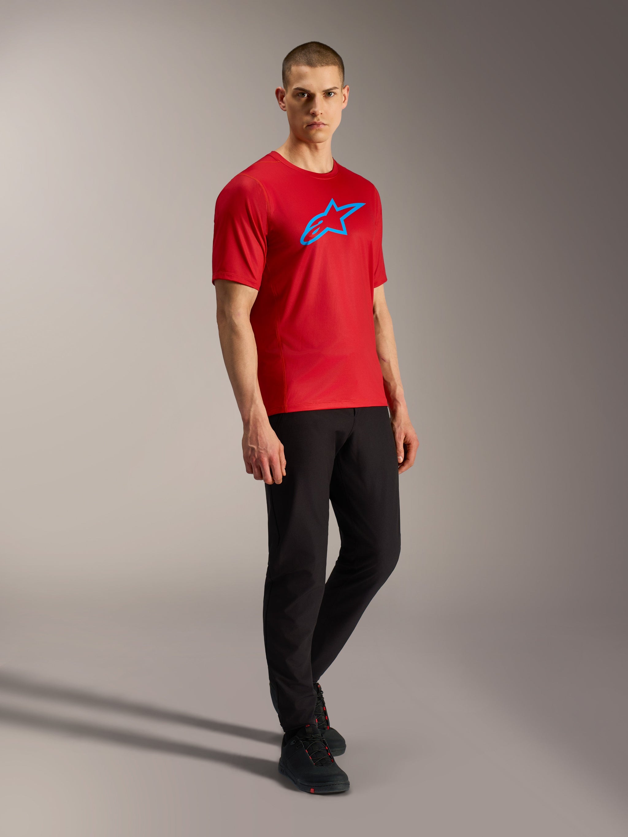 Rotes A-Dura Ride Kurzarmtrikot mit blauem Astars-Logo, leichtes Jacquard-Gewebe, MTB-Performance-Bekleidung.