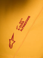 Orangefarbenes A-Dura Ride Trikot Detail, rotes Alpinestars Astars Logo und Schriftzug auf dehnbarem Material