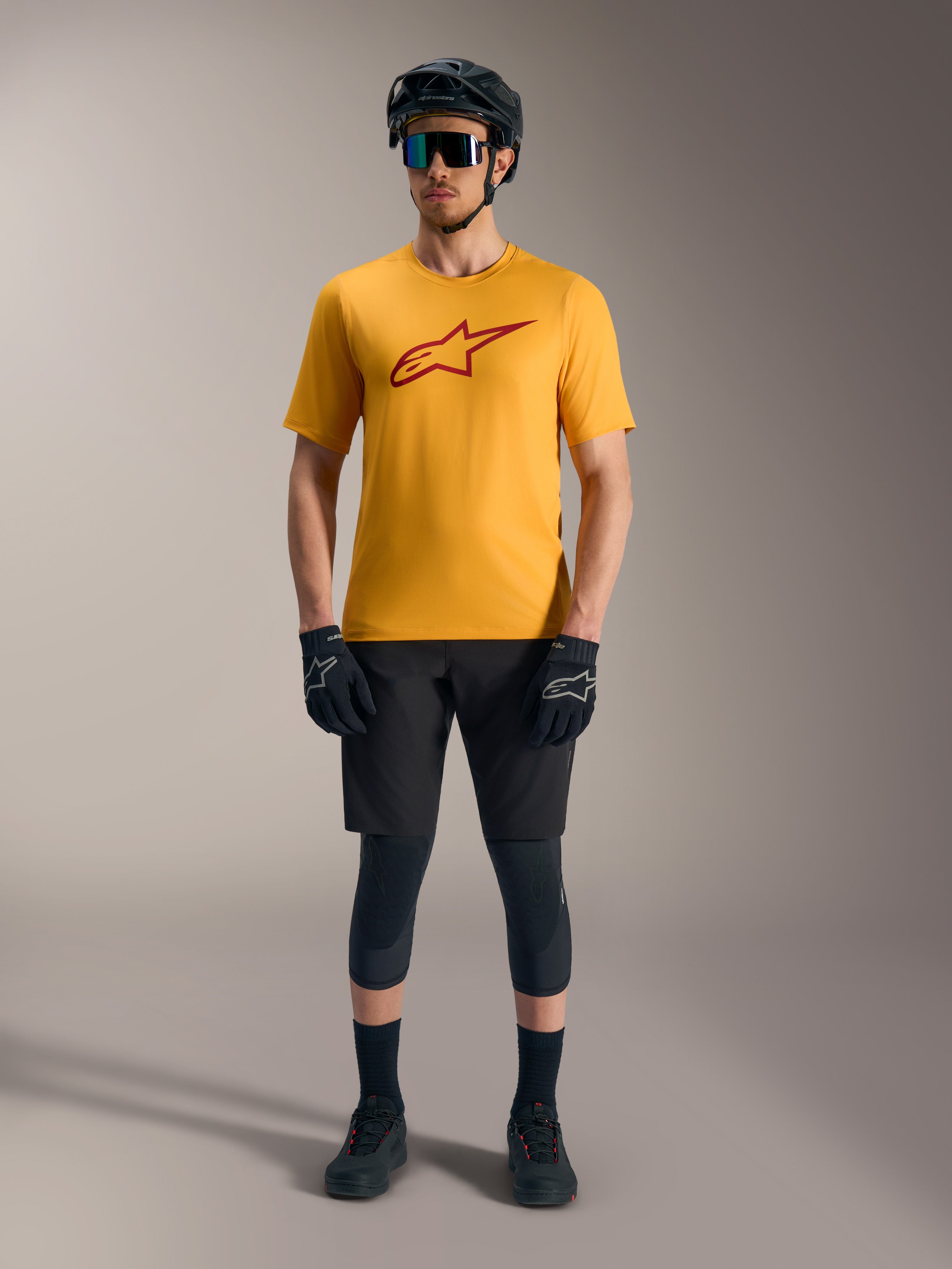Oranges A-Dura Ride Kurzarmtrikot mit rotem Astars-Brustlogo, technische MTB-Bekleidung für Mountainbike-Touren