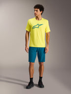 Gelbes Fluo A-Dura Ride Kurzarmtrikot mit türkisfarbenem Astars-Logo, technische MTB-Performance-Bekleidung für Herren.