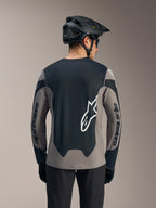 A-Dura Race Langarmtrikot in Grau und Schwarz mit weißen Alpinestars-Logos auf dem Rücken und an den Ärmeln.