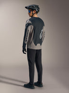 Grau-schwarzes A-Dura Race Langarmtrikot von Alpinestars, Rückansicht in kompletter Mountainbike-Ausrüstung.