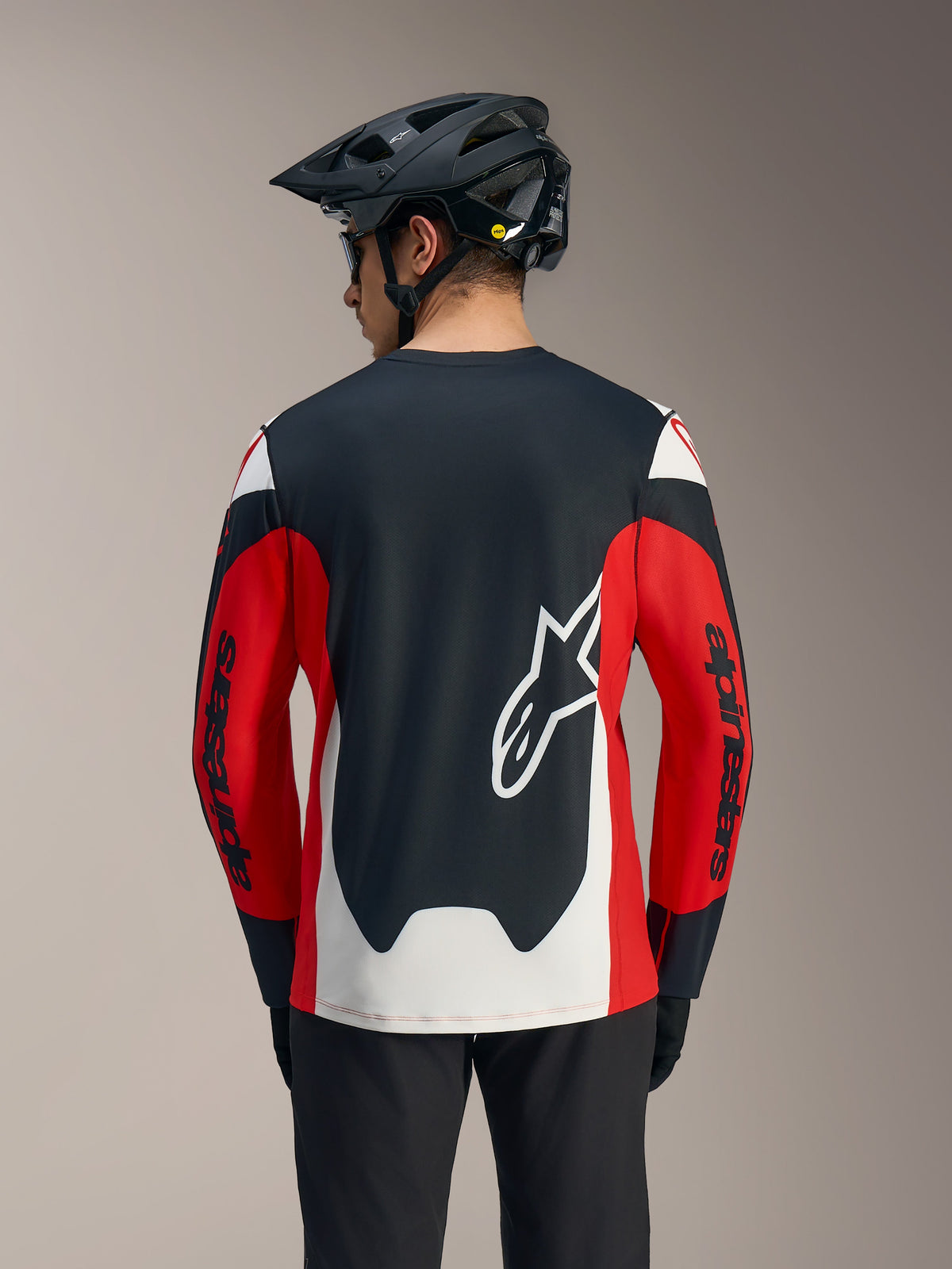 A-Dura Race Langarmtrikot in Rot, Schwarz und Weiß mit großem weißem Astars-Logo und Renn-Grafiken auf dem Rücken.