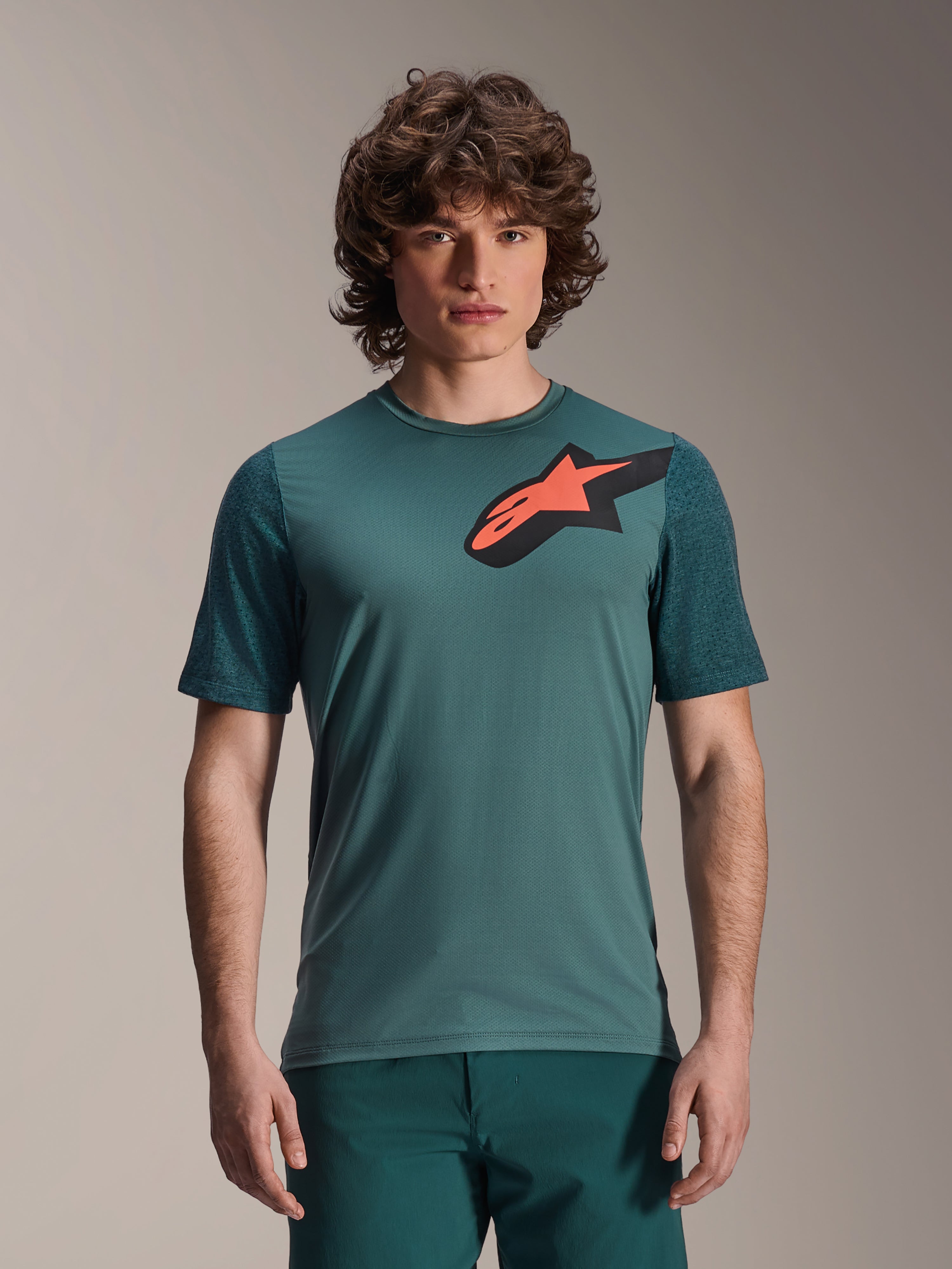 Alpinestars A-Dura Lipan Trikot, Kurzarm-MTB-Jersey, Silver Pine Green, großes schwarz-oranges Astars-Logo auf der Brust, reguläre Passform, leichtes Funktionsgewebe für Mountainbiking