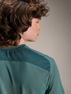 Alpinestars A-Dura Lipan Kurzarmtrikot, Silver Pine Grün, Nahaufnahme des hinteren Schulterbereichs mit Jacquard-Gewebestruktur und atmungsaktiven Mesh-Einsätzen, lässige Performance-Ausrüstung für das Mountainbiken