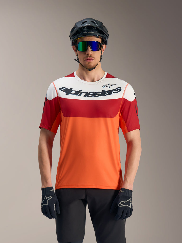 A-Dura Race Kurzarmtrikot, Blockdesign in Orange, Rot und Weiß mit Alpinestars-Logo, ideal für MTB-Performance.