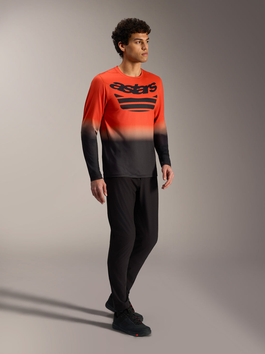 Orange-schwarzes A-Dura ASTARS Langarmtrikot 2.0 mit markantem Brustlogo für Mountainbike-Performance.