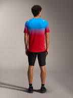 A-Dura ASTARS Jersey 2.0 mit rot-blauem Farbverlauf, Kurzarm-MTB-Trikot, Rückansicht mit schwarzen Shorts.