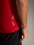 Rotes A-Dura ASTARS Jersey 2.0, Nahaufnahme mit weißem Branding und atmungsaktivem Jacquard-Gewebe fürs Mountainbiking.