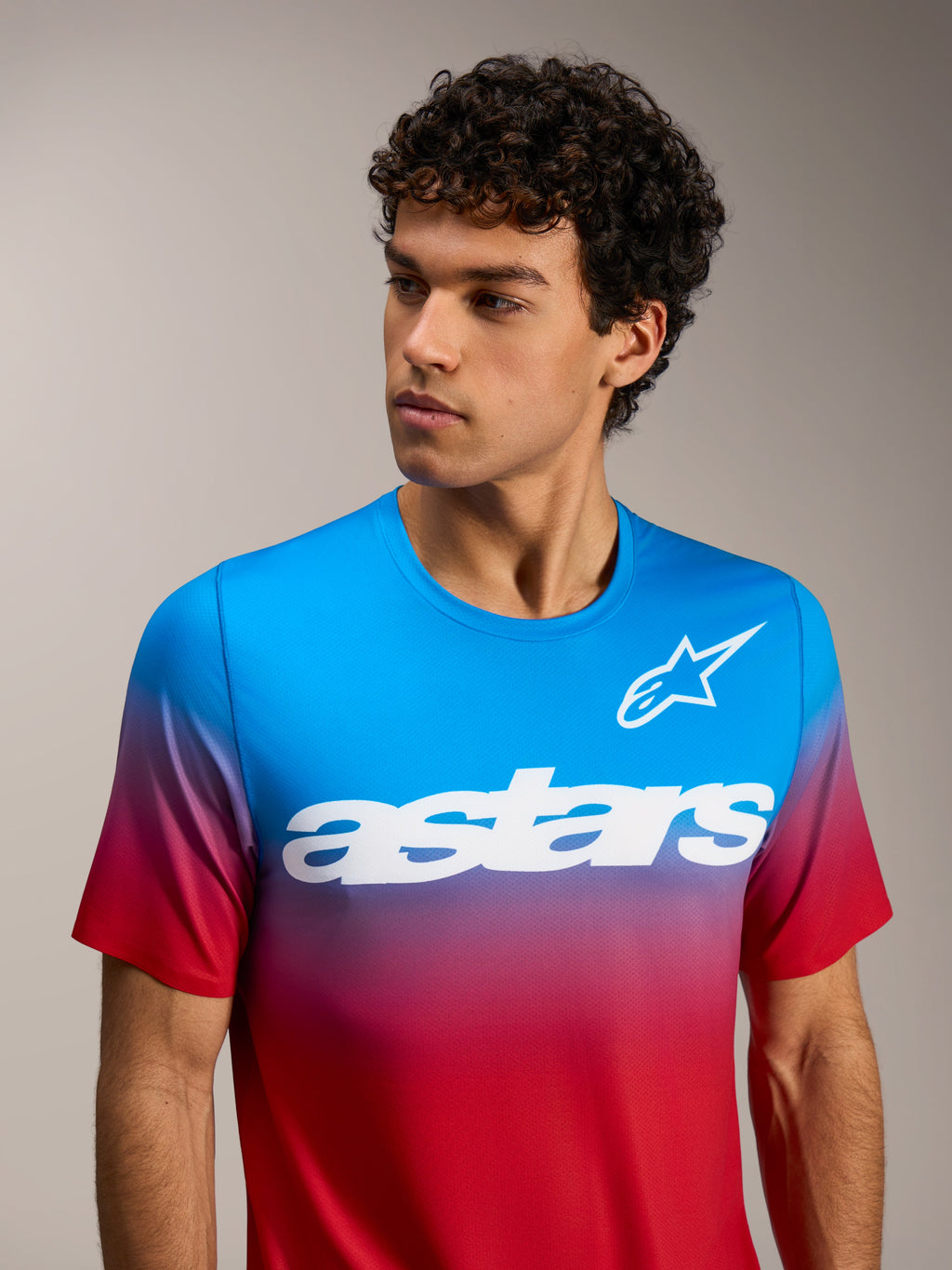 A-Dura ASTARS 2.0 Kurzarmtrikot, rot-blauer Farbverlauf mit weißem Brustlogo, leistungsstarke MTB-Performance-Bekleidung