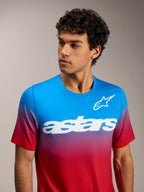 A-Dura ASTARS 2.0 Kurzarmtrikot, rot-blauer Farbverlauf mit weißem Brustlogo, leistungsstarke MTB-Performance-Bekleidung