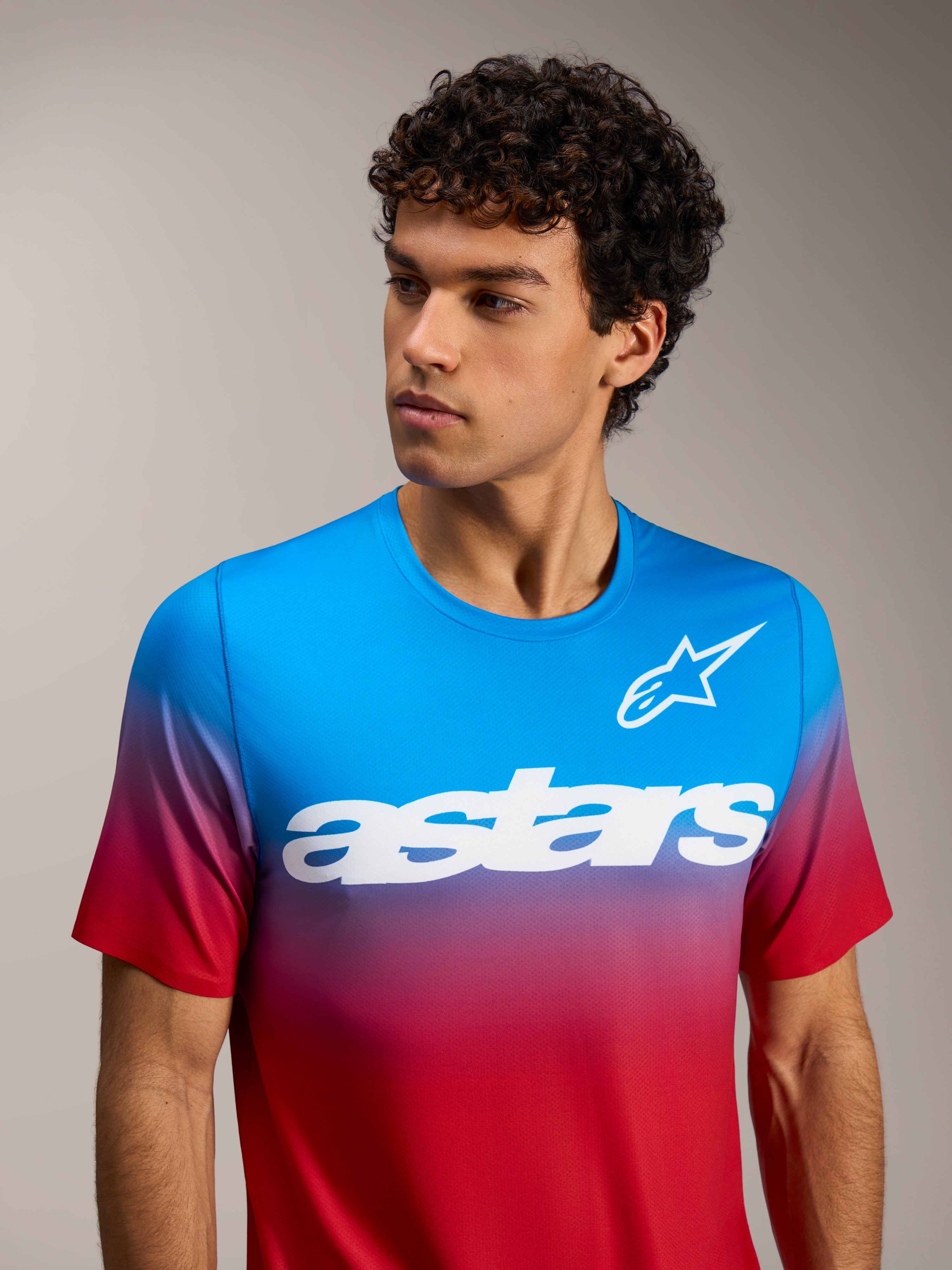 A-Dura ASTARS 2.0 Kurzarmtrikot, rot-blauer Farbverlauf mit weißem Brustlogo, leistungsstarke MTB-Performance-Bekleidung