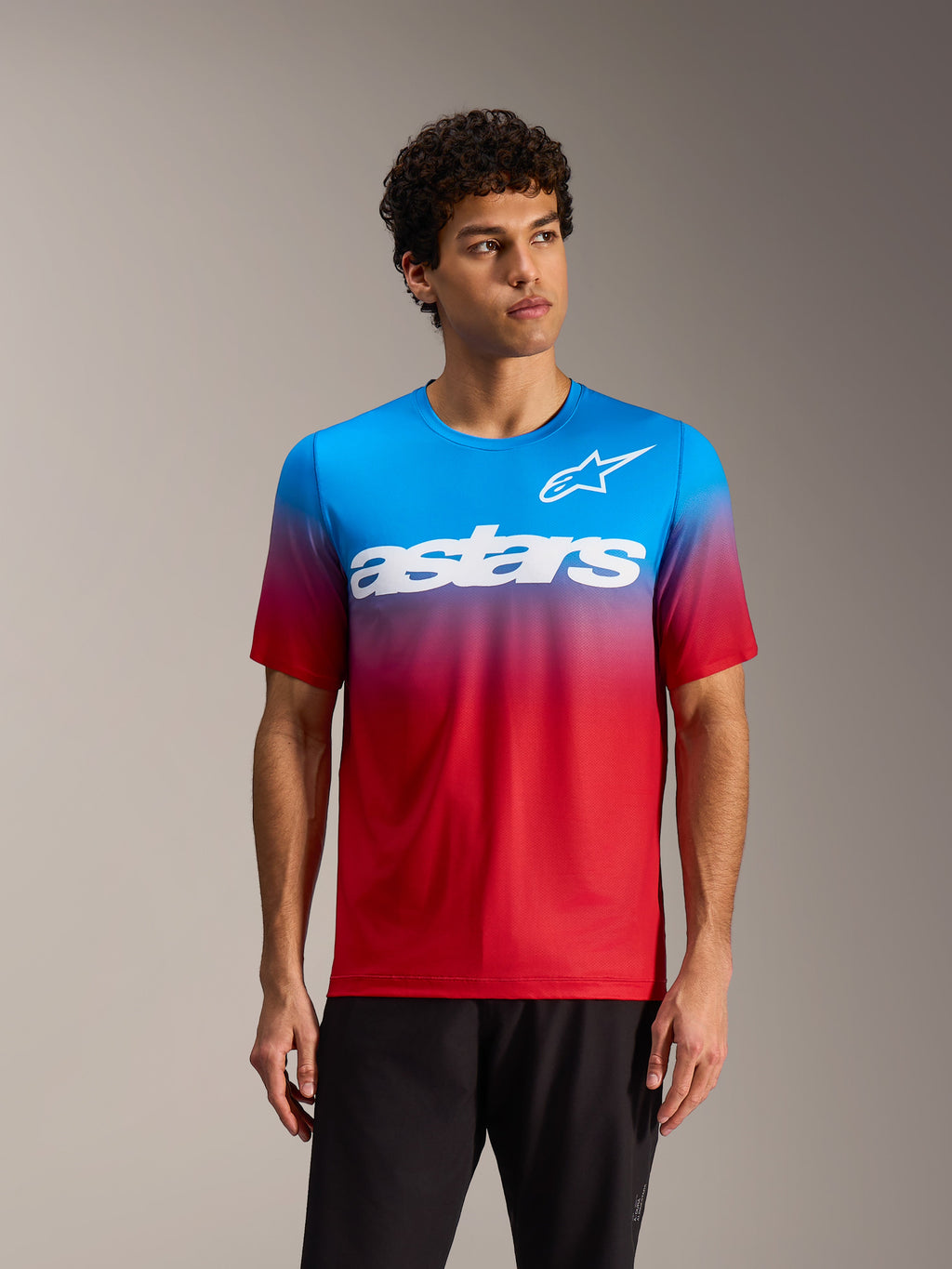 Rot-blaues A-Dura ASTARS 2.0 MTB-Trikot mit Farbverlauf und markanten weißen Logos an einem männlichen Model.