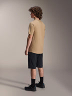 Alpinestars A-Dura Astar Kurzarm-Trikot, Hellbraun, getragen mit schwarzen Shorts und schwarzen Socken, feuchtigkeitsableitendes Jacquard-Gewebe, lässige Mountainbike-Performance-Bekleidung