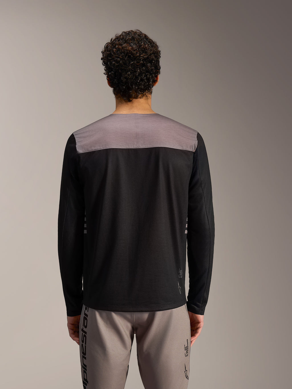 Alpinestars A-Dura Elite Trikot 2.0, schwarzes Langarm-MTB-Trikot mit grauem Schulterpanel, Rückansicht.