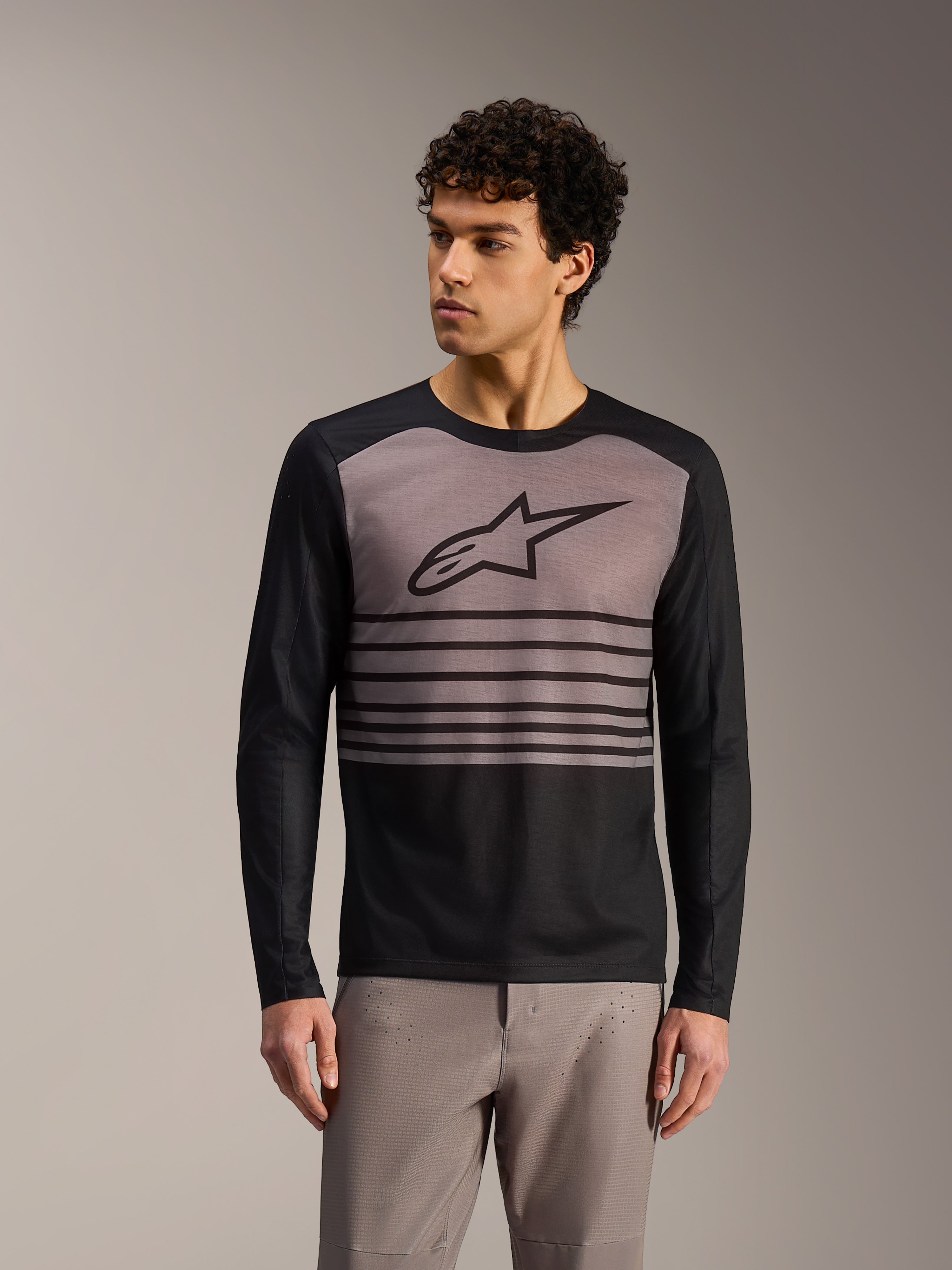 Alpinestars A-Dura Elite Jersey 2.0, schwarz-graues MTB-Langarmtrikot mit markantem Logo auf der Brust.