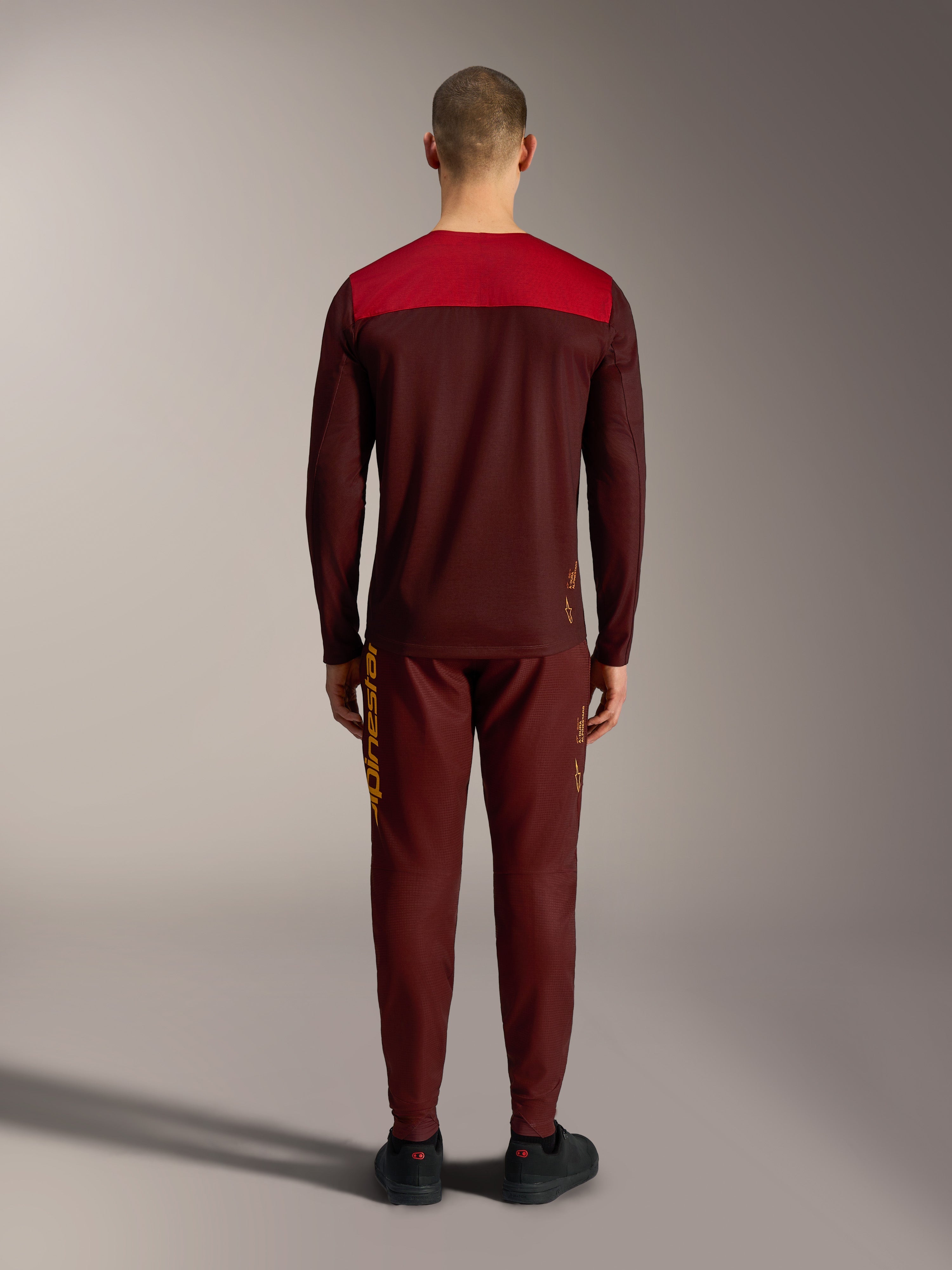 A-Dura Elite Langarmtrikot 2.0 in Bordeaux, Rückansicht mit kontrastierendem rotem Schulterpanel, MTB-Bekleidung.