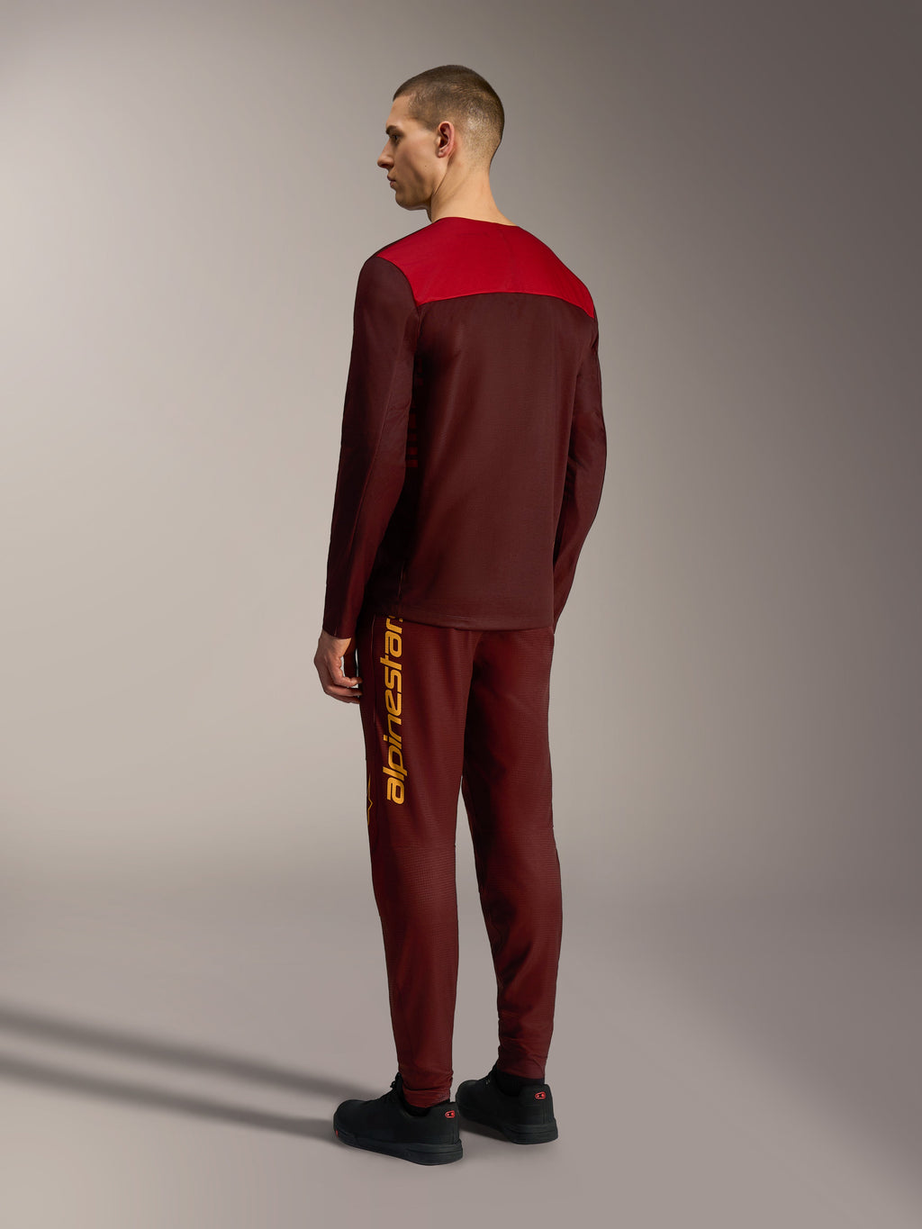 Alpinestars A-Dura Elite 2.0 Langarmtrikot in Bordeaux und Rot, Rückansicht der technischen MTB-Trailbekleidung.