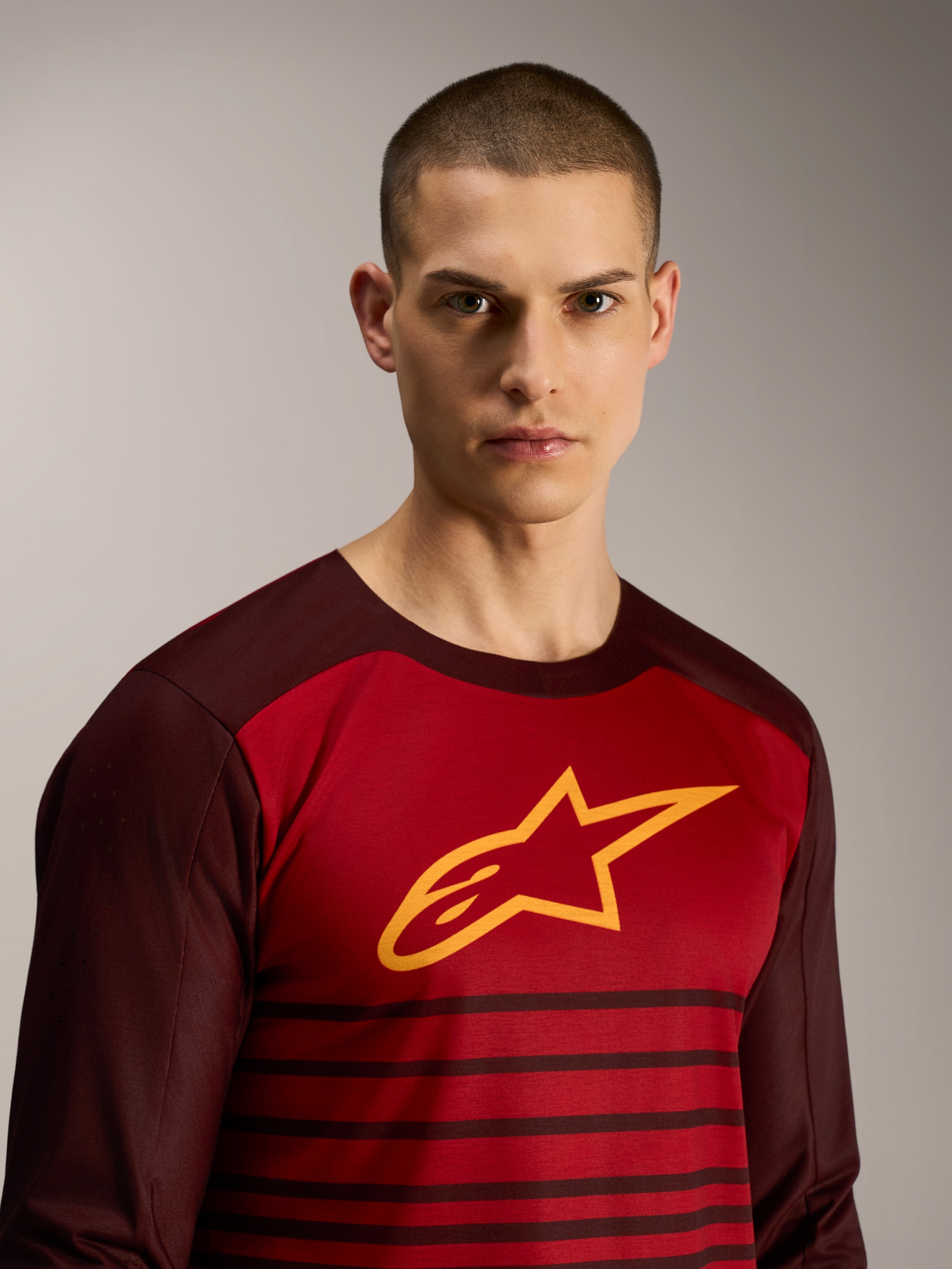 A-Dura Elite Langarmtrikot in Bordeaux mit gelbem Stern-Logo und Streifenmuster für MTB-Performance.