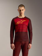 Bordeauxrotes A-Dura Elite Langarmtrikot 2.0 mit horizontalen Streifen und gelbem Alpinestars-Logo für MTB-Fahrten.