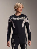 Alpinestars A-Supra Melt Langarm-Trikot, MTB-Mountainbike-Trikot, Schwarz und Grau, mit „astars“-Grafik auf der Brust und gemusterten Ärmeln, getragen mit passender Performance-Hose