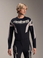 Alpinestars A-Supra Melt Langarm-Trikot, MTB-Mountainbike-Trikot, Schwarz und Grau, mit „astars“-Grafik auf der Brust und gemusterten Ärmeln, getragen mit passender Performance-Hose