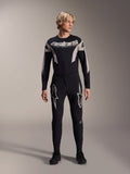 Alpinestars A-Supra Melt Hose und passendes langärmliges Trikot, Modell trägt schwarze MTB-Ausrüstung mit großen weißen Sterngrafiken auf den Oberschenkeln und „astars“-Branding auf der Brust, professionelle Mountainbike-Rennbekleidung
