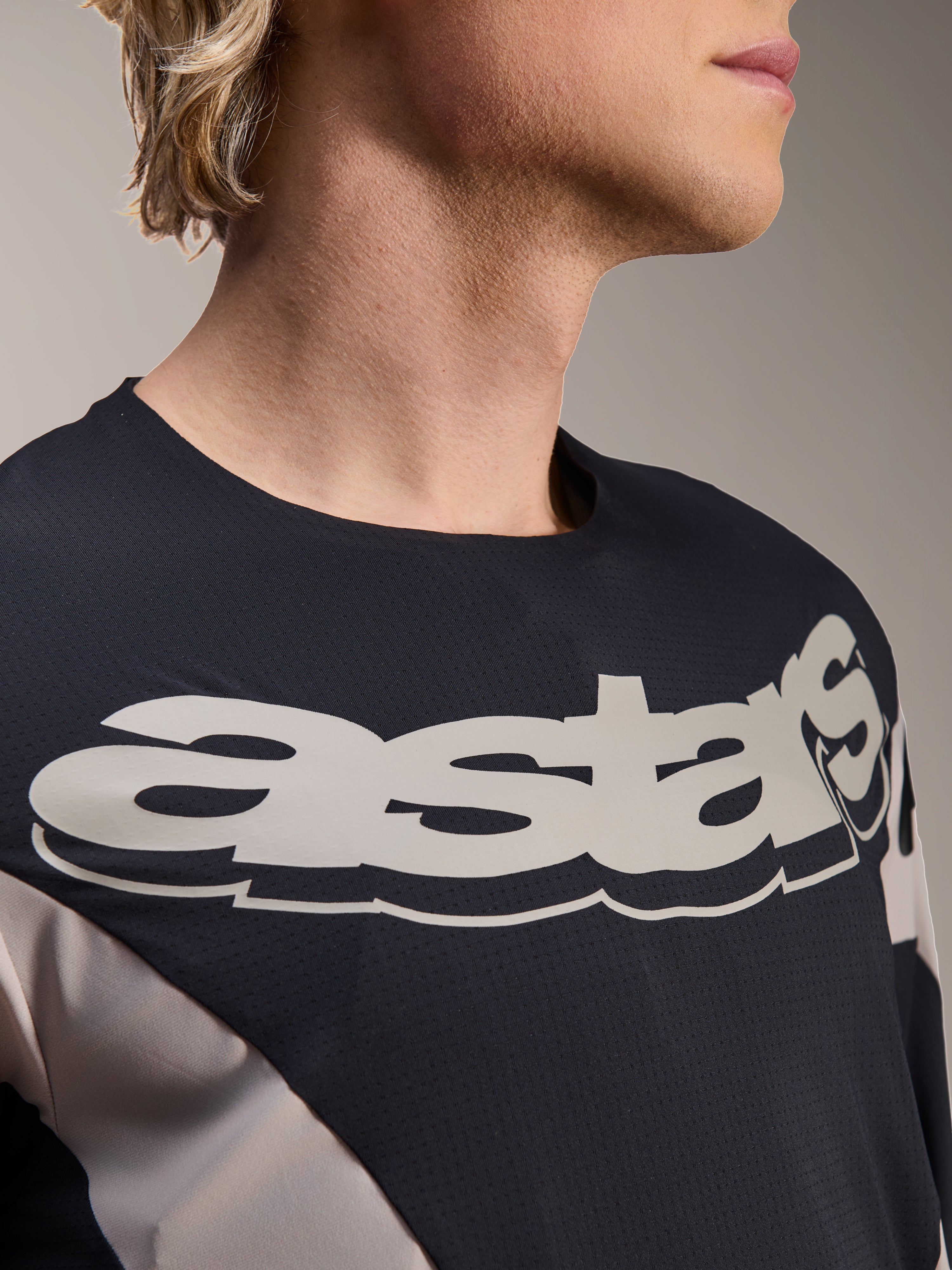 Alpinestars A-Supra Melt Jersey, Langarm-MTB-Trikot, Schwarz und Grau mit großem weißem Astars-Schriftzug auf der Brust, mikroperforiertes atmungsaktives Gewebe, rennsport-inspiriertes Design