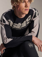 Alpinestars A-Supra Melt Trikot, Langarm-MTB-Trikot, Schwarz mit hellgrauen Grafiken, von einem Model getragen, mit auffälligem Brust-Logo und „One Goal. One Vision.“-Branding, Performance-Mountainbike-Bekleidung