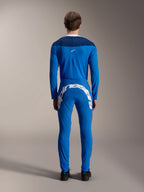 Alpinestars A-Supra Melt Hose, Blau, Rückansicht mit großem weißem Alpinestars-Schriftzug auf dem hinteren Einsatz, kombiniert mit passendem blauem Langarmtrikot und schwarzen Schuhen, Performance-MTB-Rennausrüstung