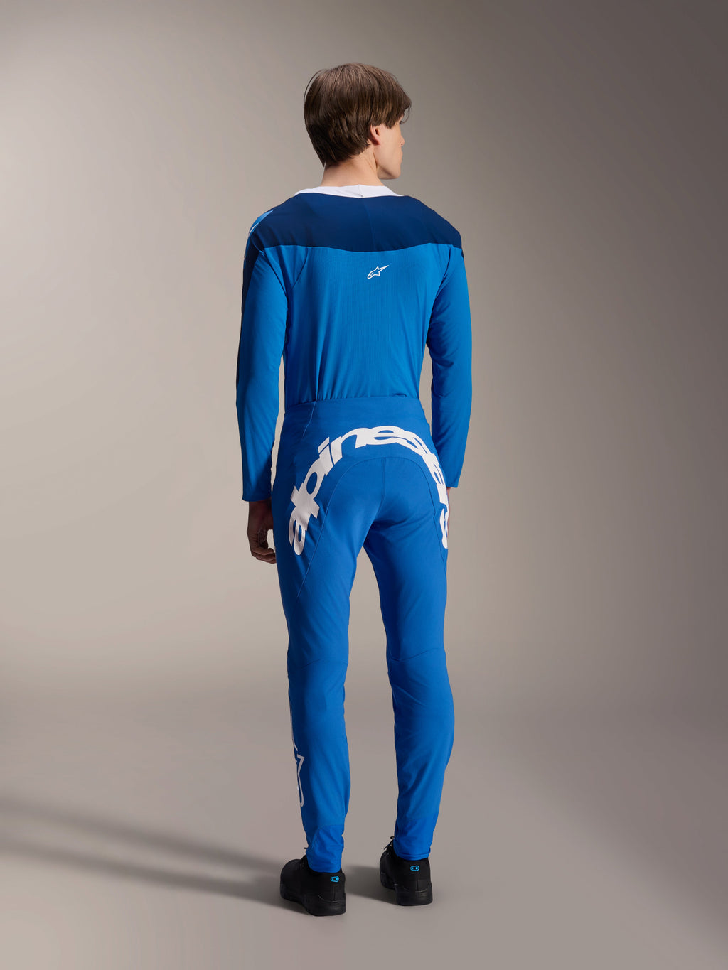 Alpinestars A-Supra Melt Hose und passendes Langarm-Trikot, Blau, Rückansicht mit der großen weißen Alpinestars-Wortmarke auf der Rückseite des Jochs, Performance-MTB-Ausrüstung mit flexibler athletischer Passform