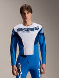 Alpinestars A-Supra Melt Langarm-Trikot, blaues und weißes MTB-Trikot, auffälliges Astars-Branding auf der Brust, dunkelblaue Ärmel, kombiniert mit passender blauer Rennhose mit weißen Stern-Logos, Performance-Mountainbike-Bekleidung