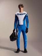 Alpinestars A-Supra Melt Trikot – Langarm, Blau und Weiß, mit „astars“-Branding auf der Brust, passender blauer Hose, schwarzen Handschuhen und schwarzem Helm, leistungsorientierte MTB-Rennausrüstung für Herren