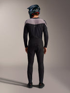 Alpinestars A-Supra Elite MTB-Kit in Schwarz, mit Performance-Hose und Jersey sowie Fullface-Helm, Rückansicht.